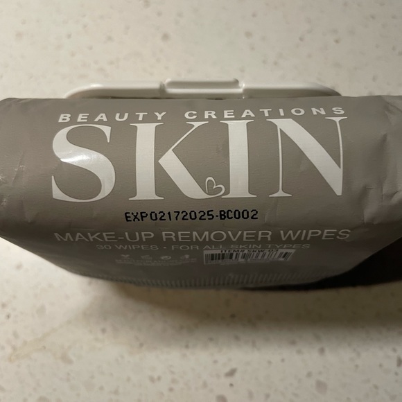 🔴 4/$15 NEW Charcoal Detoxifying Makeup Remover Wipes 30 count pack - Picture 4 of 5